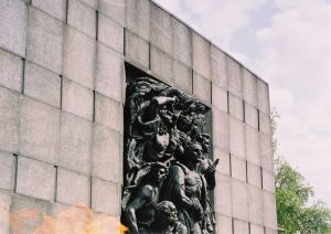 אריות, מנורות ומרדכי אנילביץ: האנדרטה לזכר מרד גטו ורשה מוצגת ביד ושם בירושלים