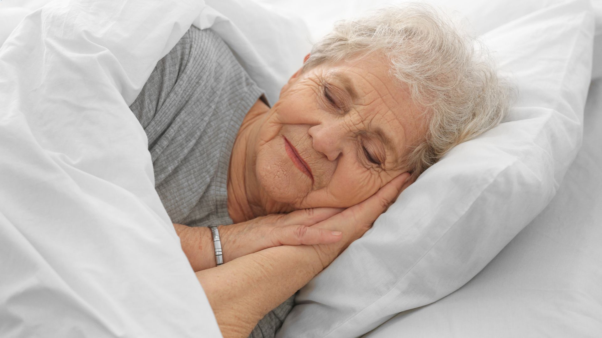 אישה מבוגרת ישנה